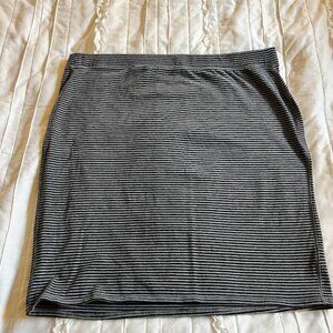 Old Navy Womans XL Black and Gray Striped Knit Mini Skirt EUC